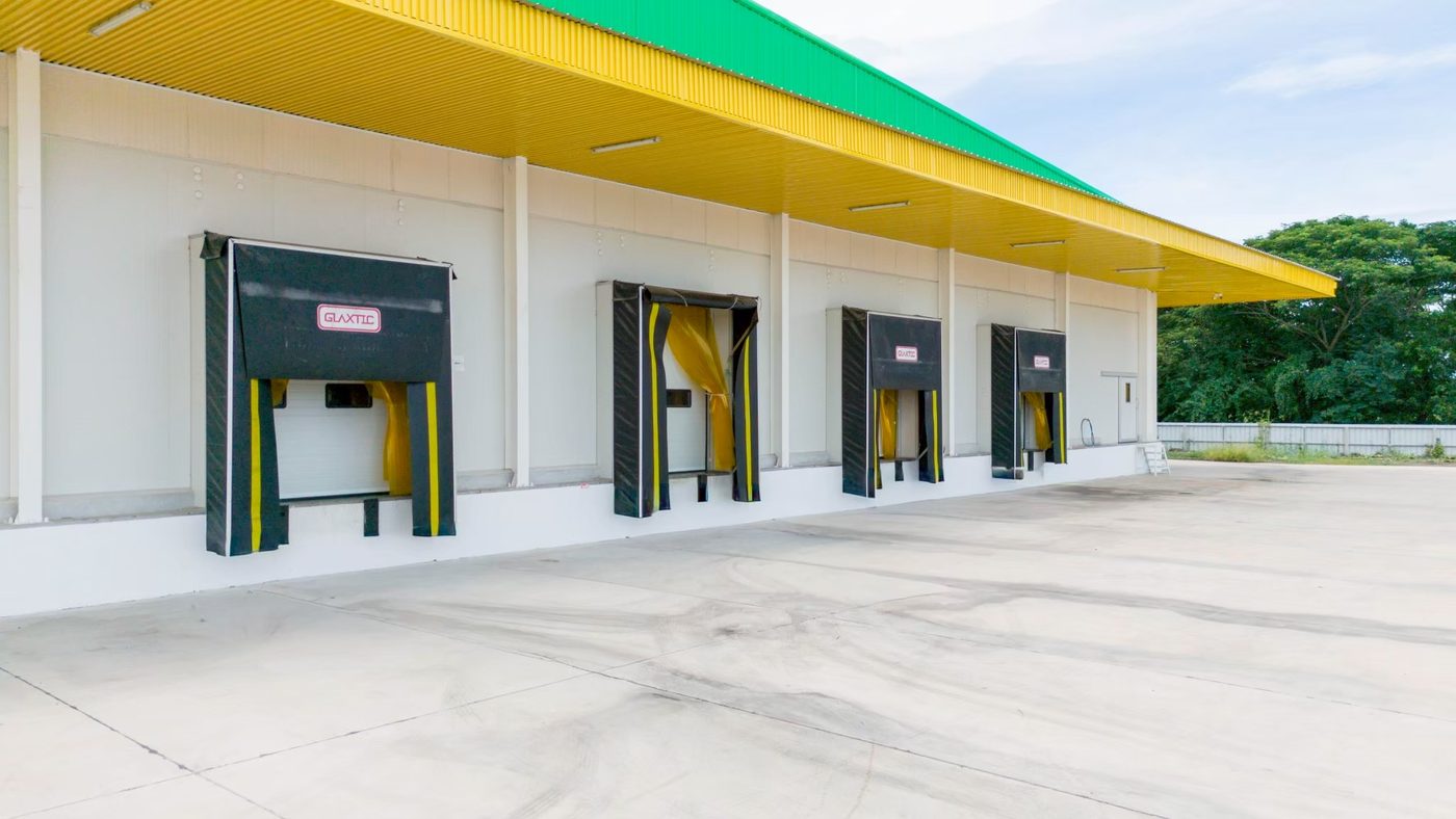 แนวช่อง Dock Shelter และประตูห้องเย็นด้านหน้าอาคาร | ผลงานห้องเย็นโดย บริษัท ไทยคาเมล ดีเวลลอปเม้นท์ 2018 จำกัด