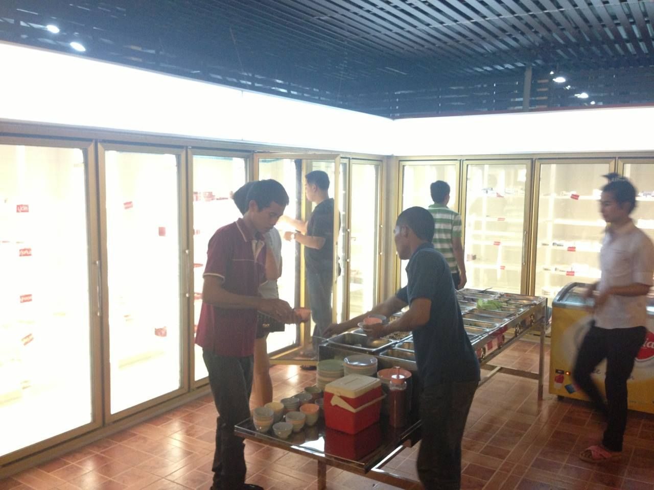 ขั้นตอนจัดเรียงสินค้าเข้าตู้ควบคุมอุณหภูมิหลังส่งมอบงาน | ผลงานห้องเย็นโดย บริษัท ไทยคาเมล ดีเวลลอปเม้นท์ 2018 จำกัด