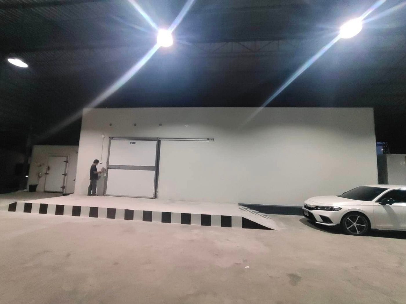 ห้องเย็นที่ติดตั้งแล้วเสร็จ พร้อมลานโหลดสินค้าหน้าห้อง | ผลงานห้องเย็นโดย บริษัท ไทยคาเมล ดีเวลลอปเม้นท์ 2018 จำกัด